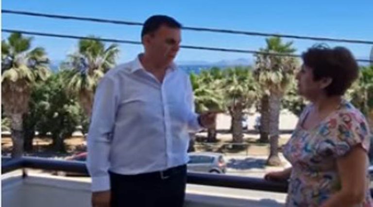 Συνάντηση εργασίας Καραμέρου – Τσεβά στο μπαλκόνι (!) του Δημαρχείου με θέμα το λιμάνι της Ραφήνας (βίντεο)