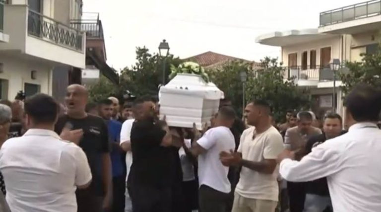 Σπαραγμός στην κηδεία της 11χρονης -Έφυγαν από το χωριό οι συγγενείς του δράστη –  Τι φοβούνται οι Αρχές