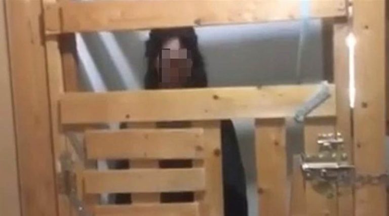 Συνελήφθη η μητέρα που είχε την 29χρονη κόρη της κλειδωμένη σε «κλουβί»!