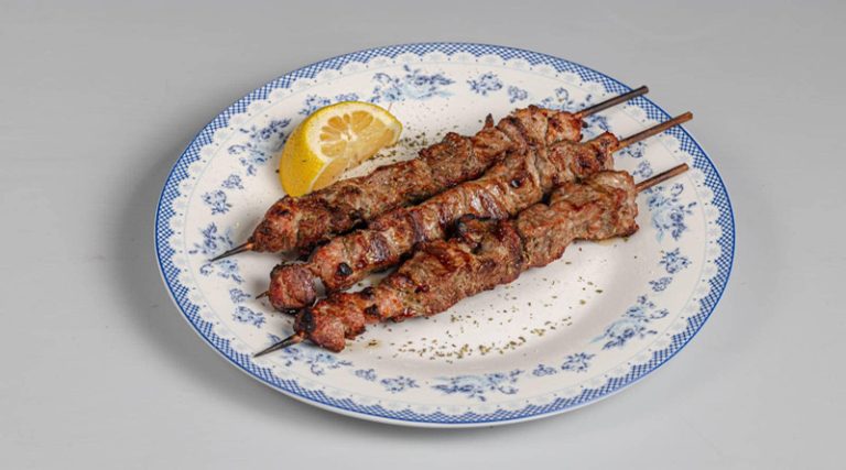 Τα πιο νόστιμα χοιρινά σουβλάκια μόνο στο Mama’s souvlaki doner kebab