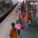 Σοκαριστικό βίντεο – Καροτσάκι με μωρό πέφτει σε τρένο, μπροστά στη γιαγιά και τη μητέρα του