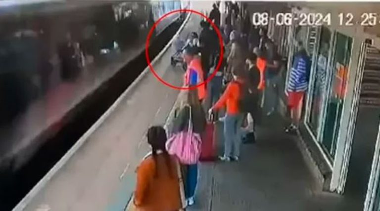 Σοκαριστικό βίντεο – Καροτσάκι με μωρό πέφτει σε τρένο, μπροστά στη γιαγιά και τη μητέρα του