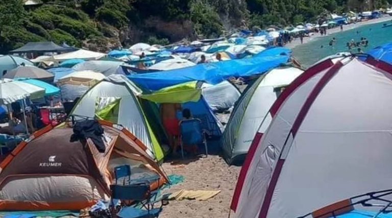 Οι σκηνές «εξαφάνισαν» μια από τις ωραιότερες παραλίες της Εύβοιας – Έντονες αντιδράσεις από τους κατοίκους! (φωτό)