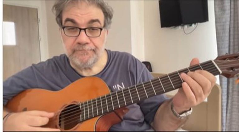 Ο Δημήτρης Σταρόβας παίζει κιθάρα πρώτη φορά μετά το εγκεφαλικό και συγκινεί! (βίντεο)