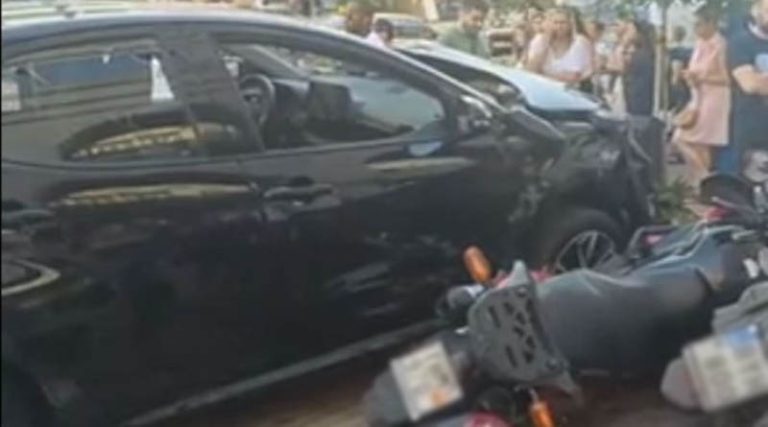 Σοκαριστικό τροχαίο στην Κηφισίας: Αυτοκίνητο καβάλησε το πεζοδρόμιο και παρέσυρε πεζούς & μηχανές! (φωτό & βίντεο)