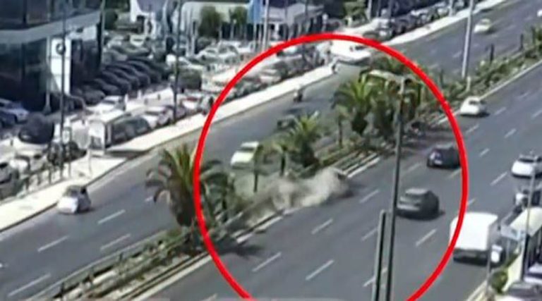 Σοκαριστικό τροχαίο: Έσκασε λάστιχο του αυτοκινήτου, προσέκρουσε στις μπάρες και έκανε τούμπες! (βίντεο)