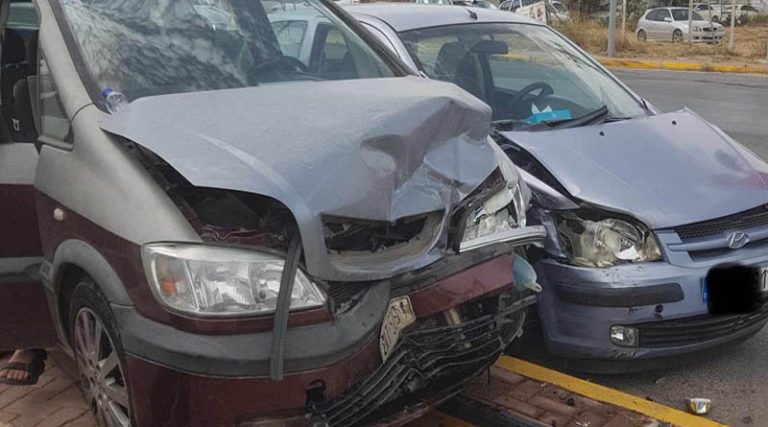 Σπάτα: Σμπαράλια δύο αυτοκίνητα μετά από τροχαίο – Εκτός λειτουργίας τα φανάρια στο Κέντρο Υγείας (φωτό)