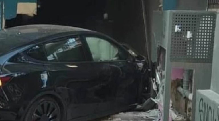 Σοβαρό τροχαίο με Tesla στην Κηφισιά: «Καρφώθηκε» σε κατάστημα – Ένας τραυματίας (βίντεο)
