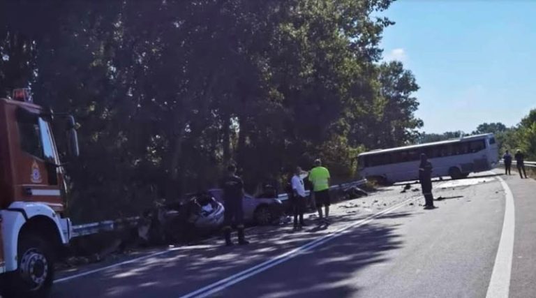 Σοκαριστικό τροχαίο με 4 νεκρούς μετά από σύγκρουση αυτοκινήτου με λεωφορείο! (φωτό)