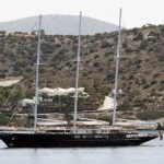 Αραγμένο στα ανοιχτά της Βάρκιζας το  mega yacht του Τζεφ Μπέζος