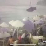 Ανεμοστρόβιλος ξήλωσε ομπρέλες σε beach bar στην Χαλκιδική! (βίντεο)