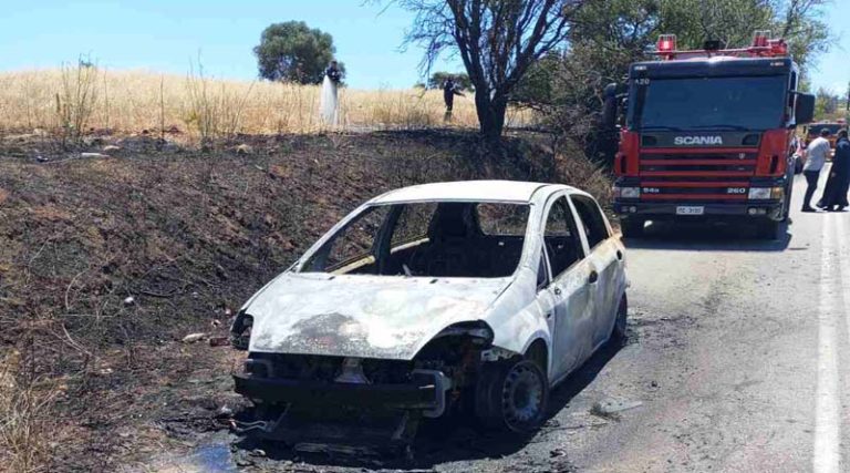 Αυτοκίνητο τυλίχθηκε στις φλόγες στην Αγίου Στεφάνου – Καπανδριτίου – Καταστράφηκε ολοσχερώς (φωτό)