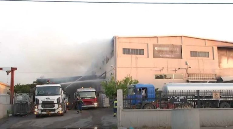 Αχαρνές: Από υπαίθριο χώρο ξεκίνησε η φωτιά – Επεκτάθηκε ταχύτατα – Κάηκαν ολοσχερώς δύο εργοστάσια