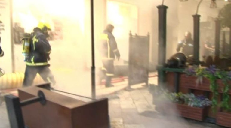 Στις φλόγες υπόγεια καφετέρια στο κέντρο της Αθήνας – Η πυροσβεστική απεγκλώβισε άτομα