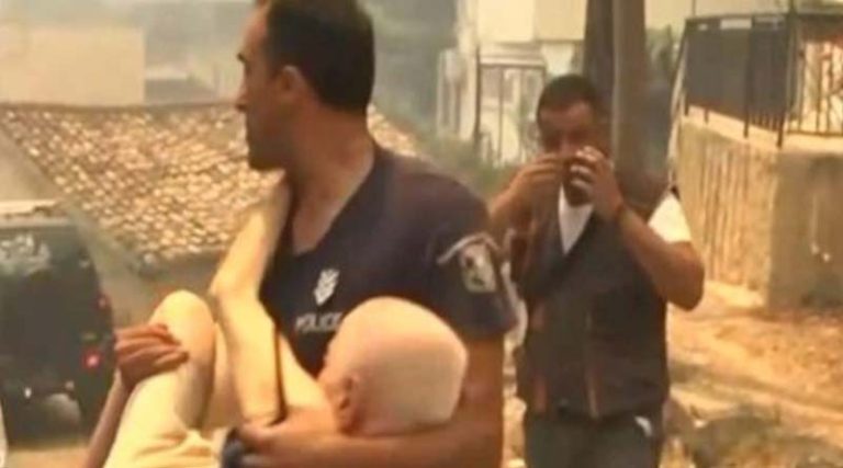 Φωτιά στην Πάτρα: Ποιος είναι ο Αστυνομικός που έσωσε ηλικιωμένο –  Προσήχθη μία γυναίκα