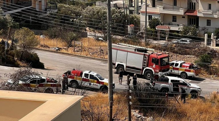 Από φορτηγό που έπεσε σε κολόνα η φωτιά στην Σαρωνίδα! (φωτό)