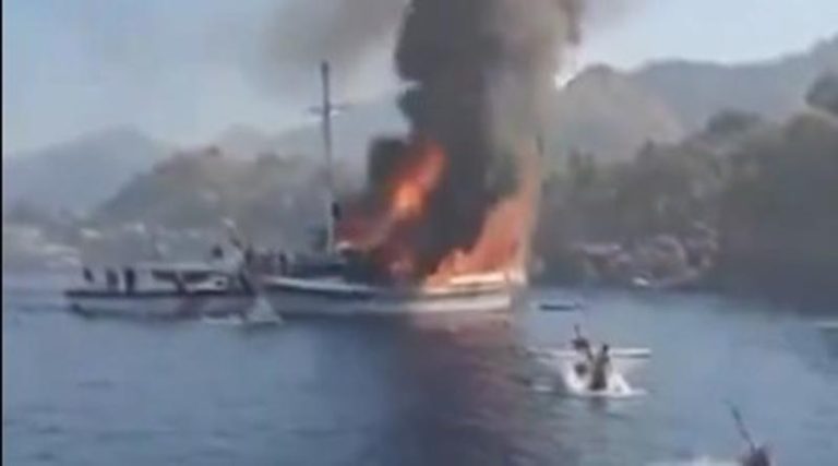 Τουρκία: Τουριστικό σκάφος με 110 επιβάτες πήρε φωτιά και βυθίστηκε!