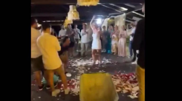 Μάζεψαν με φτυάρι και καρότσι πιάτα και λουλούδια που έριξαν σε νύφη στον γάμο της! (βίντεο)