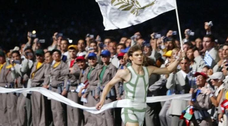 Αγνώριστος ο Γιώργος Σαμπάνης στην τελετή έναρξης των Ολυμπιακών Αγώνων Αθήνα 2004