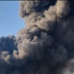 Ανησυχία για το τοξικό νέφος από τη φωτιά σε εργοστάσιο πλαστικών  στο Γομοστό της Αχαΐας