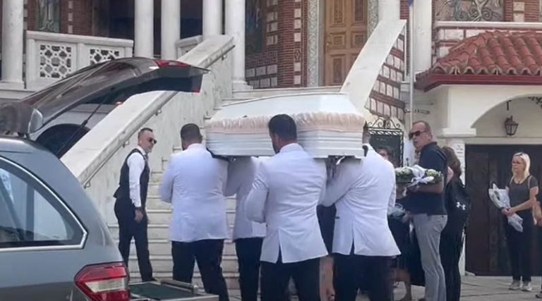 Σπαραγμός στην κηδεία της 13χρονης που σκοτώθηκε από κεραυνό στην Χαλκιδική