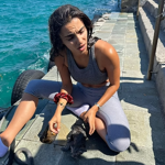 Κοπέλα σώζει γατάκι που έπεσε στο λιμάνι των Σπετσών