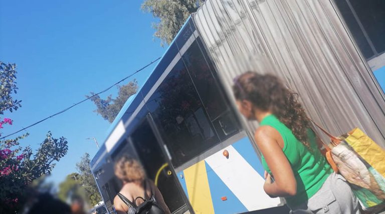 Αρτέμιδα: Κατέβασε τους επιβάτες από το λεωφορείο γιατί έβγαζε καπνούς! (φωτό)