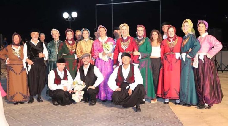 Το Λύκειο Ελληνίδων Ραφήνας χορεύει στην Παλαιά Φώκαια