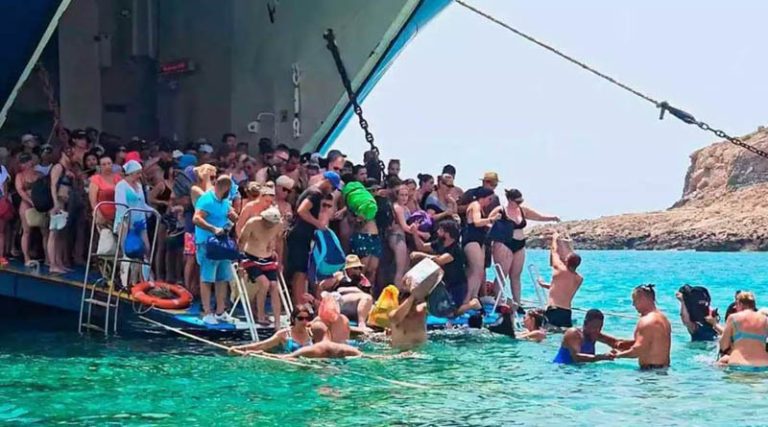 Εικόνες ντροπής στην παραλία του Μπάλου – Τουρίστες αποβιβάζονται από σκάφη με το νερό μέχρι το λαιμό! (φωτό)