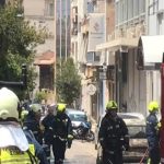 Φωτιά σε εγκαταλελειμμένο κτίριο και αυτοκίνητα στο κέντρο της Αθήνας