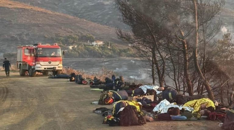 Φωτιά στην Κερατέα: Η φωτογραφία με τους εξαντλημένους Πυροσβέστες που έχει γίνει viral