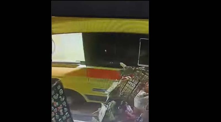 Ασθενοφόρο του ΕΚΑΒ που είχε παραλάβει ασθενή, παρέσυρε δύο γυναίκες που  ψώνιζαν σε πεζόδρομο! (βίντεο)