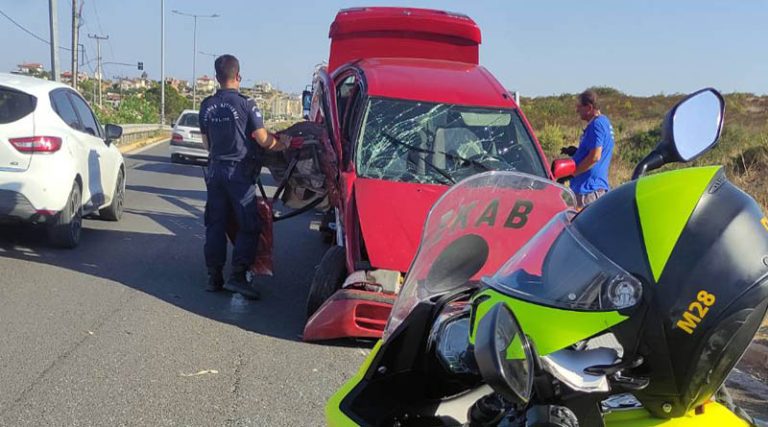 Νέα Μάκρη: Αυτοκίνητο “καρφώθηκε” σε κολόνα στη Λ. Μαραθώνος στο Νέο Βουτζά – Τρεις τραυματίες! (φωτό)