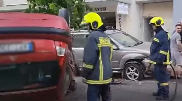 Έπεσε πάνω σε τρία σταθμευμένα αυτοκίνητα πριν αναποδογυρίσει στη μέση του δρόμου! (φωτό & βίντεο)