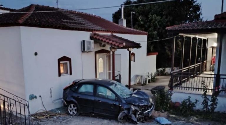 Αυτοκίνητο κατέληξε πάνω σε μονοκατοικία – Δύο τραυματίες! (φωτό)