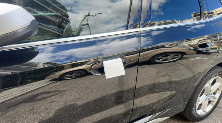 Τι σημαίνει αν δεις μια χαρτοπετσέτα στην πόρτα του αυτοκινήτου σου – Το άγνωστο κόλπο