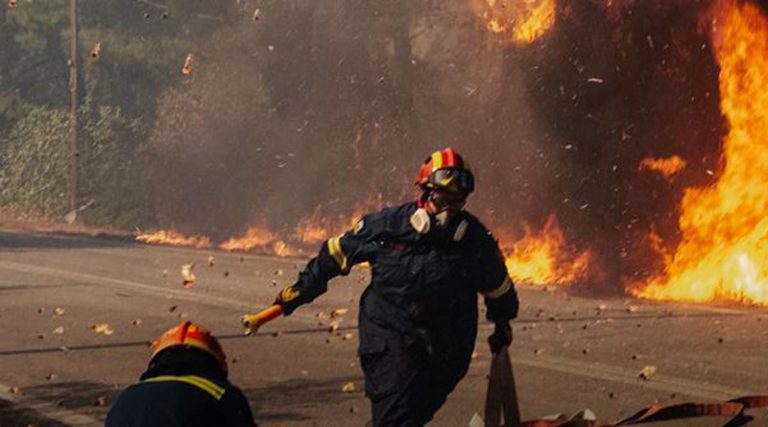 Φωτιά στην Αττική: «Αν δεν ήμασταν εκεί, η φωτιά θα είχε μπει στον οικισμό»