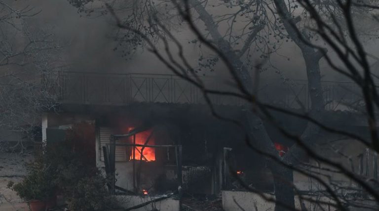 Ολονύχτια η μάχη με τις αναζωπυρώσεις – Μία «ανάσα» από τα σπίτια στη Νέα Μάκρη οι φλόγες