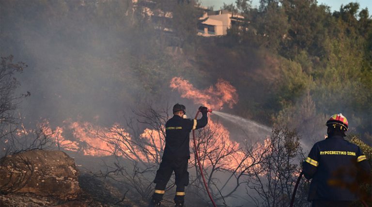 Αβοήθητοι στην Πεντέλη: «Έπαιρνα το 112 και με είχαν βάλει στην αναμονή!» – Καταγγελίες πολιτών ότι δεν είχαν νερό και ρεύμα