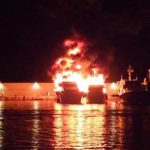 Φωτιά σε τρία σκάφη στη Μαρίνα Ζέας – Επιχείρηση απεγκλωβισμού 10 ατόμων, στο νοσοκομείο ένας πυροσβέστης