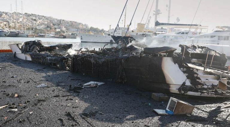 Στα 30 εκατ. ευρώ οι ζημιές από τη φωτιά στα σκάφη στη Μαρίνα Ζέας – «Μάχη» για να αποφευχθεί η θαλάσσια ρύπανση