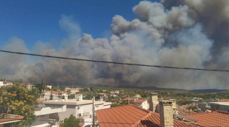 Φωτιά: Καίγονται σπίτια στη Διώνη – Η αστυνομία διώχνει τον κόσμο