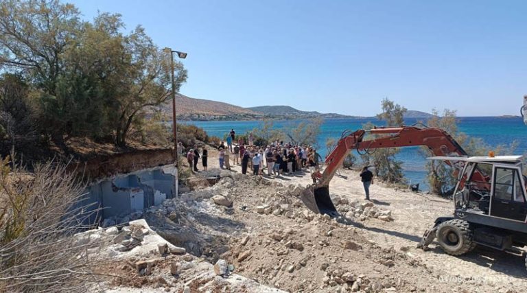 «Η κυβέρνηση κατεδάφισε το θεατράκι του Λαγονησίου και ετοιμάζεται να παραχωρήσει την ελεύθερη παραλία «Πεύκο»