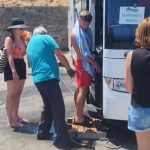Οδηγός λεωφορείου ξεπλένει τους τουρίστες από την άμμο πριν μπουν στο όχημα – «Αυτά γίνονται μόνο στην Ελλάδα» (βίντεο)