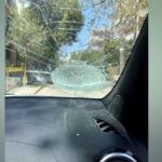 Επίθεση με πέτρες σε όχημα οικογένειας στην Αττική οδό – Μια το πέτυχε στο παρμπρίζ