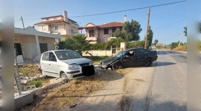 Αρτέμιδα: Τροχαίο κοντά σε παιδική χαρά – Έπεσε πάνω σε παρκαρισμένο αυτοκίνητο! (φωτό)