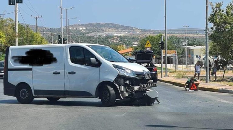 Σπάτα: Φορτηγάκι συγκρούστηκε με ΙΧ στα φανάρια του Κέντρου Υγείας (φωτό)