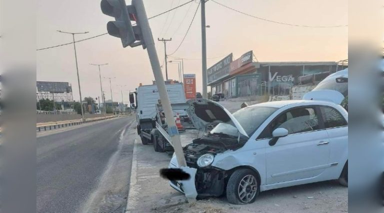 Αυτοκίνητο καρφώθηκε σε φανάρι στη Βάρης Κορωπίου! (φωτό)