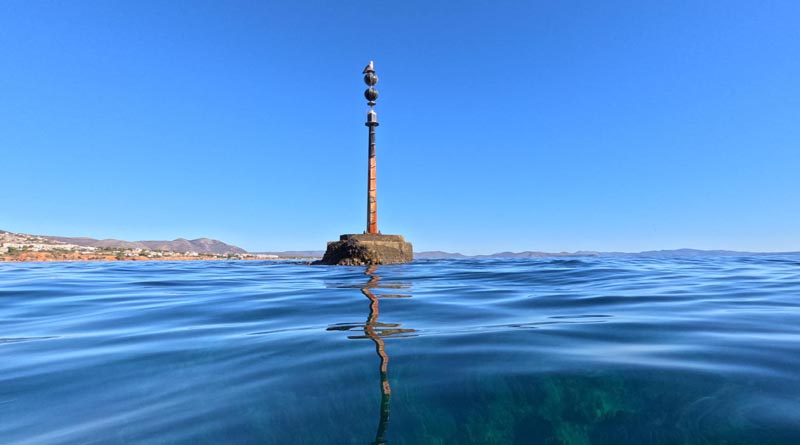 Ραφήνα: Μαγικές εικόνες από τον φάρο έξω από το λιμάνι – “Μοιάζει με ενυδρείο!” (φωτό)