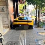 Απίστευτο περιστατικό: Πάρκαρε τη Lamborghini πάνω σε πεζοδρόμιο και διάδρομο τυφλών! (φωτό)